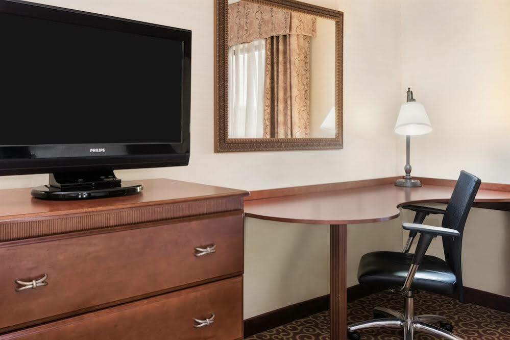 Hampton Inn Springfield South Энфилд Экстерьер фото